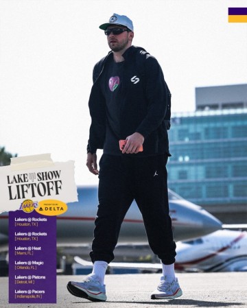 开云手机-开启六连客！湖人官推晒客场之旅登机照：出差