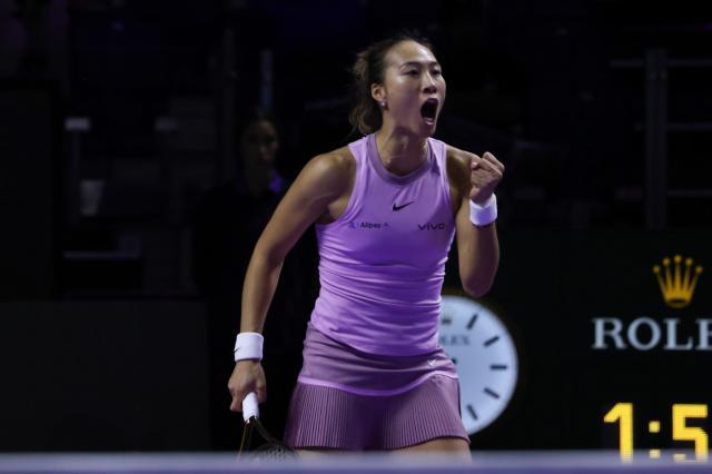 1730771019545080946.jpg (体育)(4)网球——WTA年终总决赛:郑钦文胜莱巴金娜XxjpseC007005_20241105_PEPFN0A001.jpg